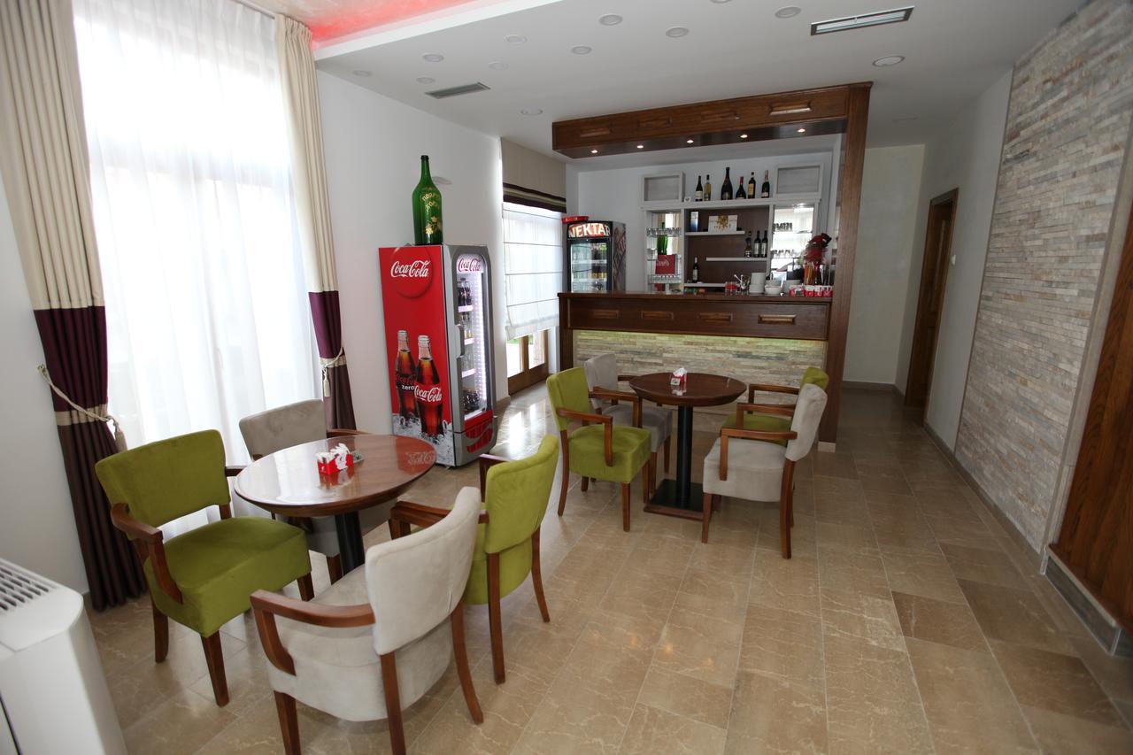 Apis Hotel เทรบินเย ภายนอก รูปภาพ
